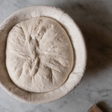 surdejsbrød i hævekurv