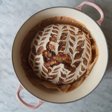 surdejsbrød i hævekurv med snit