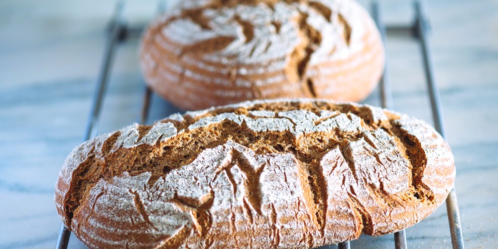 fuldkornsbrød i hævekurv