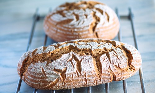 fuldkornsbrød i hævekurv