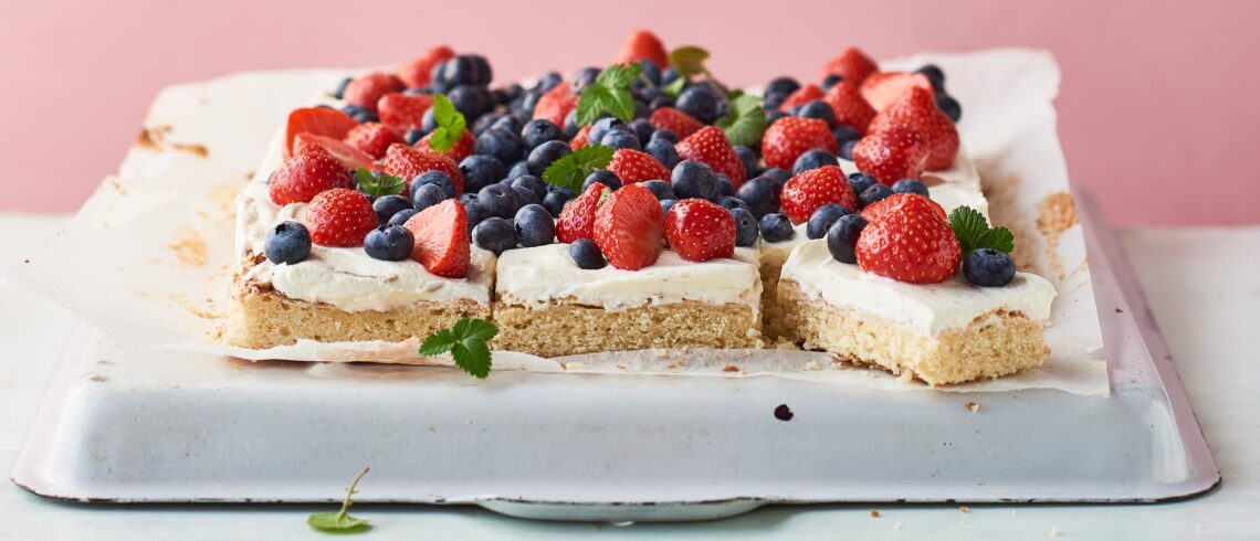 Bradepandekage med frugt og vaniljecreme