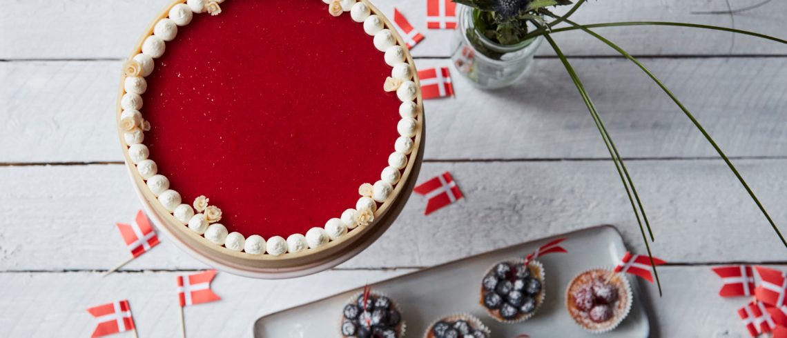 punktum Problemer stribet Lagkage med jordbær og vanilje | Skøn opskrift | Sommerlagkage