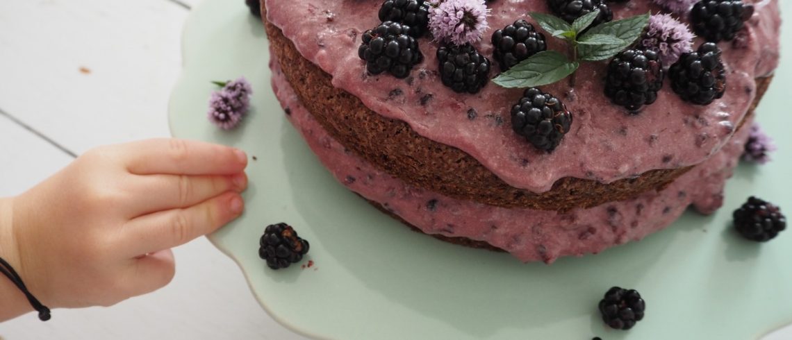 chokoladekage med brombær
