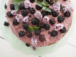 chokoladekage med brombær