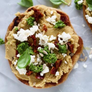 fladbrød med hummus og feta