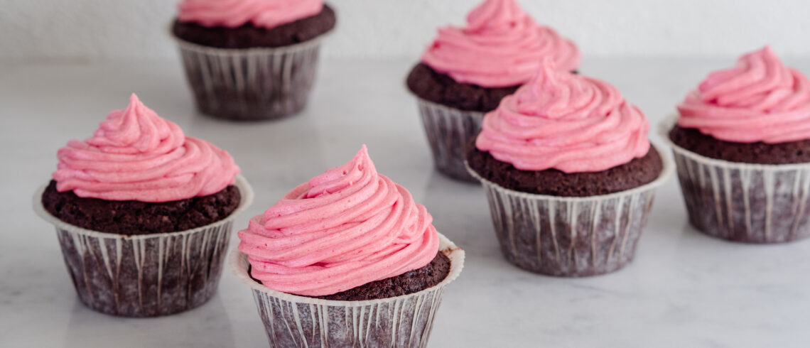 Chokolademuffins med hindbærfrosting - Bageblanding