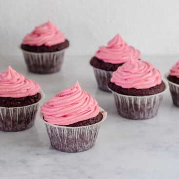Chokolademuffins med hindbærfrosting - Bageblanding