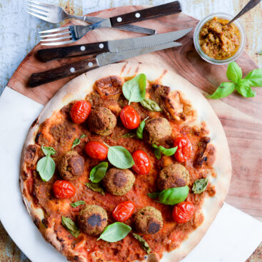 pizza med pesto og falafel