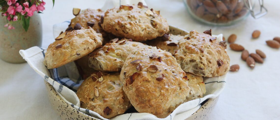 koldhævede brunchboller med nødder