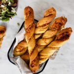 brødstænger med ost og pesto