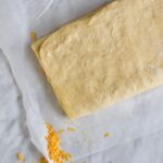 brødstænger med ost og pesto