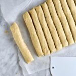brødstænger med ost og pesto