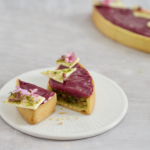 Pistacietærter med solbær