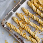 brødstænger med ost og pesto