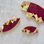 Pistacietærter med solbær