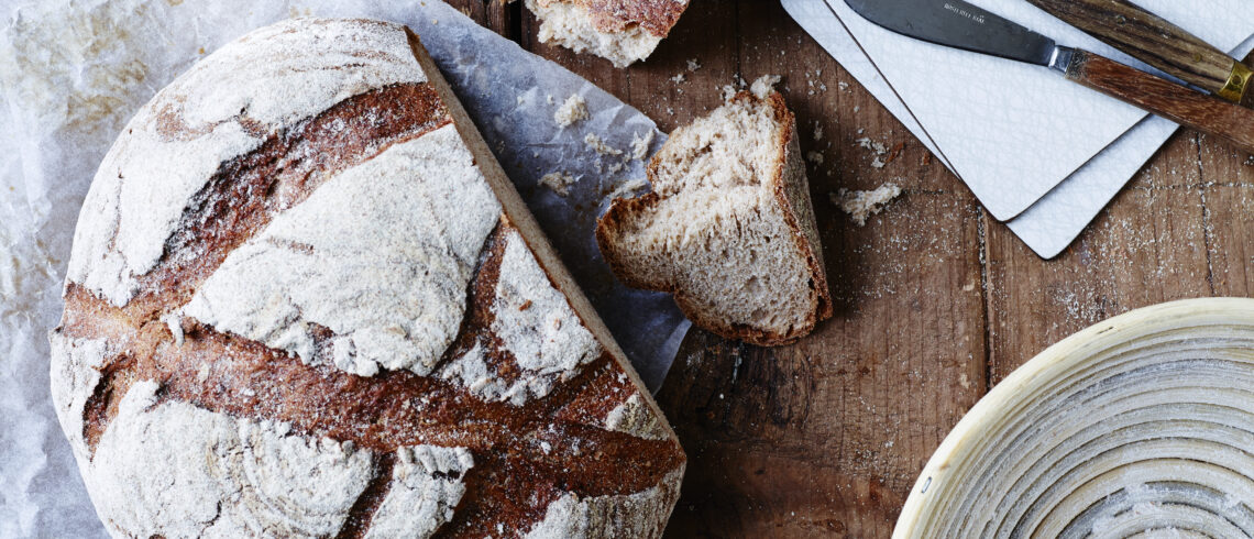 surdejsbrød med knækkede hvedekerner