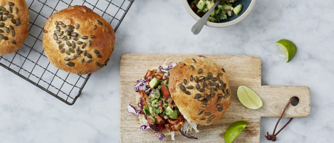 Sandwich med BBQ kylling og salsa