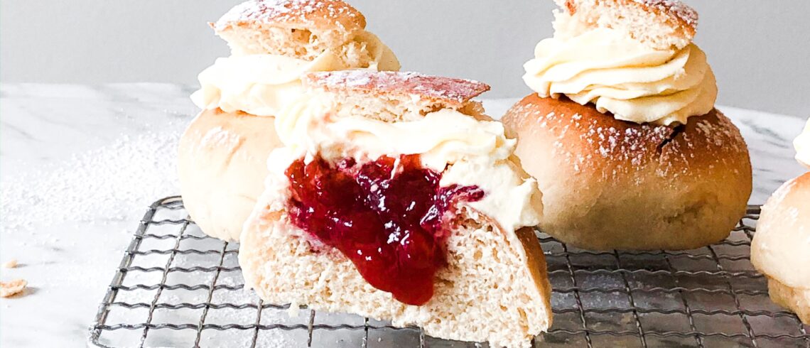 Semlor med hvid chokoladecreme og rabarber