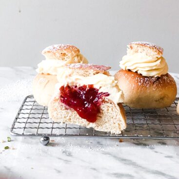 Semlor med hvid chokoladecreme og rabarber