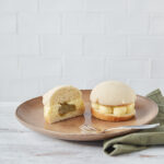 gammeldags fastelavnsbolle med creme og bær kompot