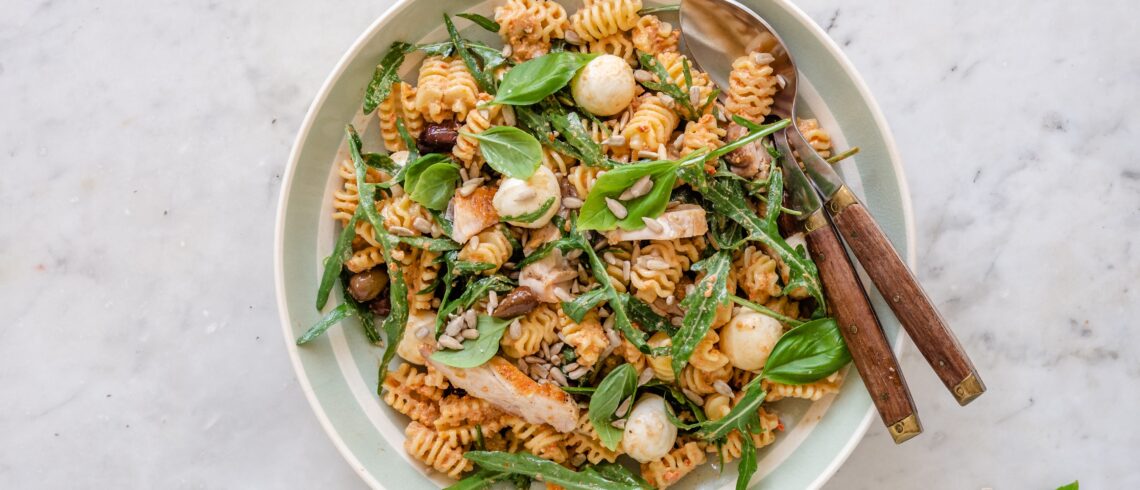 Pastasalat med kylling og solsikkepesto