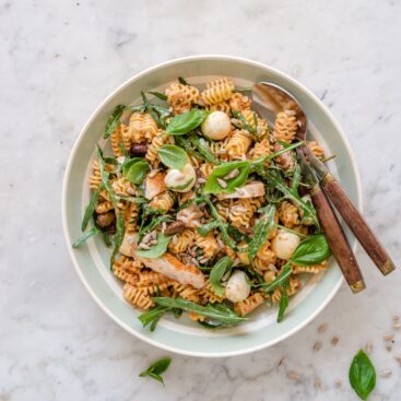Pastasalat med kylling og solsikkepesto