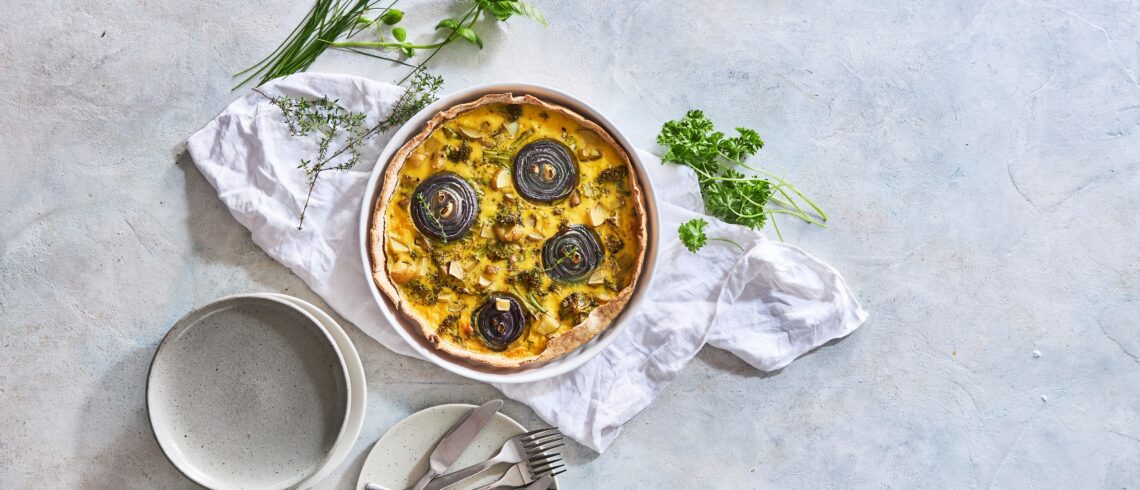 Vegetartærte med løg, kartofler og broccoli