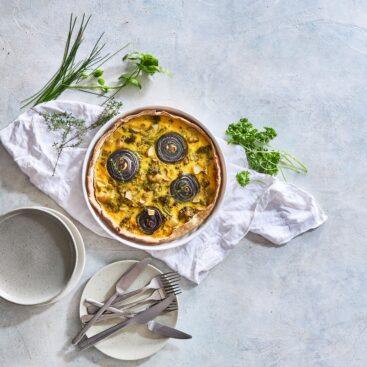 Vegetartærte med løg, kartofler og broccoli