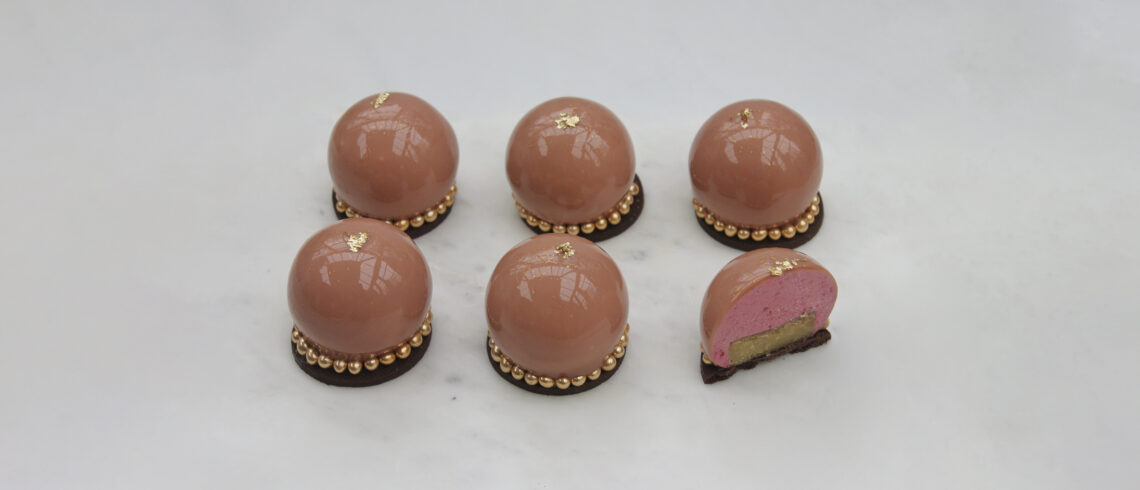 Nytårsdessert med syrlig hindbærmousse og hasselnød praliné