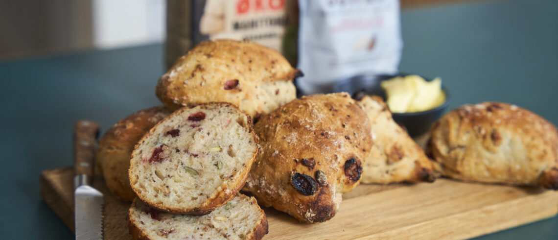 Morgenboller med tørret surdej, tranebær og kerner