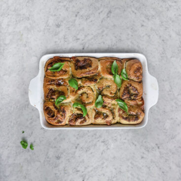 Pestosnegle med mozzarella