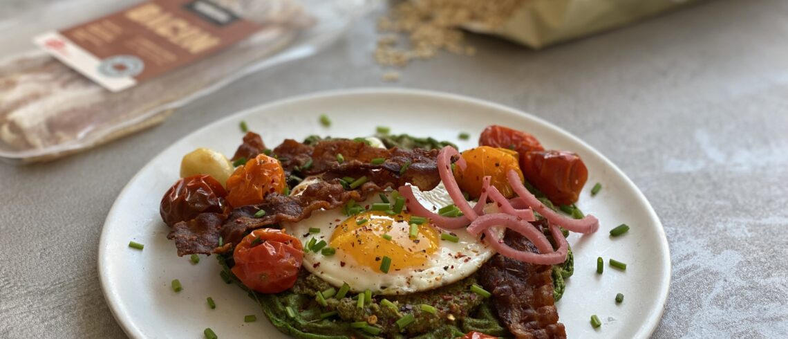 Spinatvafler med bacon, spejlæg og bagte cherrytomater