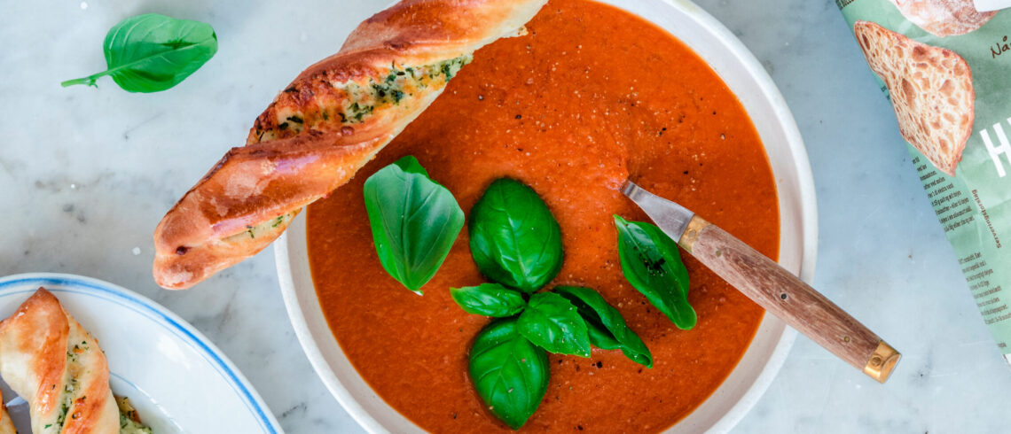 Bagt tomatsuppe med hvidløgsbrød