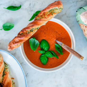 Bagt tomatsuppe med hvidløgsbrød