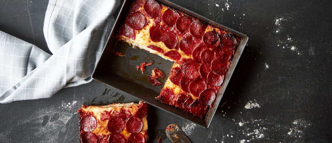 Pizza detroit-style med pizzasurdej