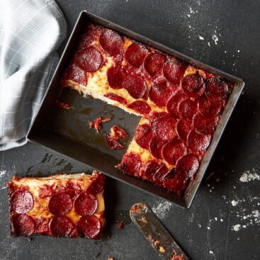 Pizza detroit-style med pizzasurdej