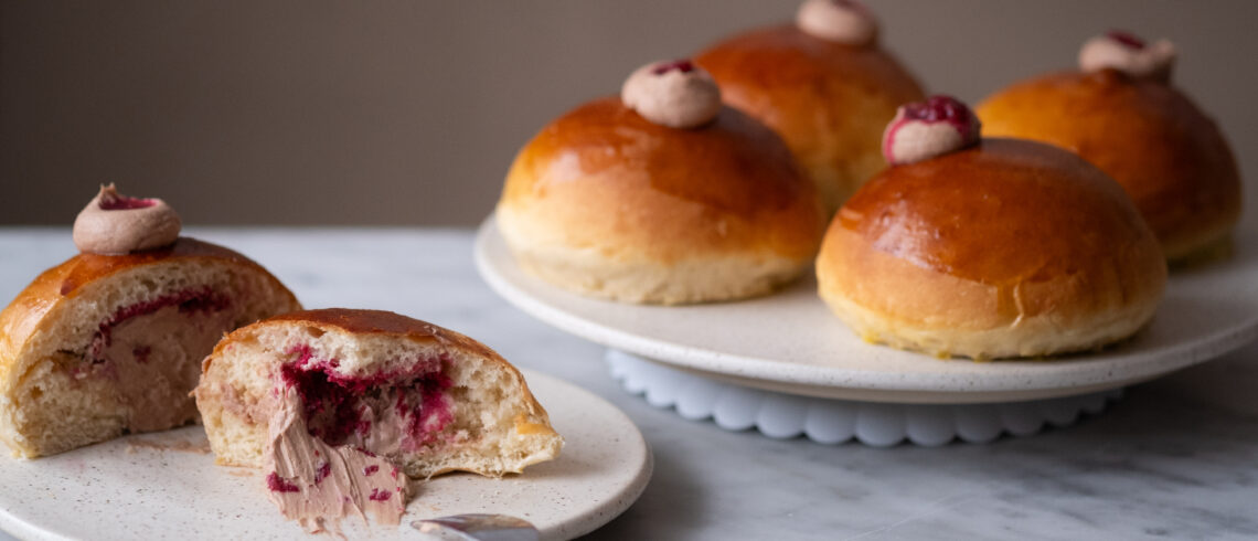 Fastelavnsboller med chokoladecreme og hindbærkompot