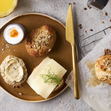 Koldhævede brunchboller i airfryer