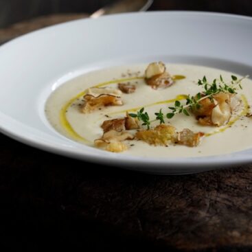 Ærtesuppe m. jordskokker og ristede brød-croutons