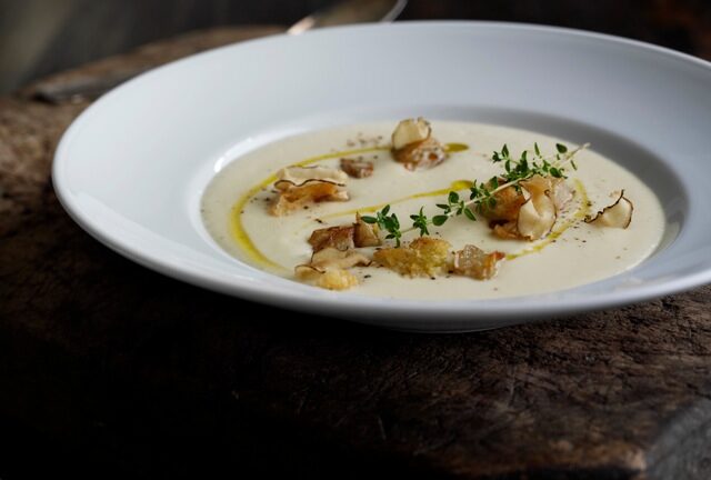 Ærtesuppe m. jordskokker og ristede brød-croutons