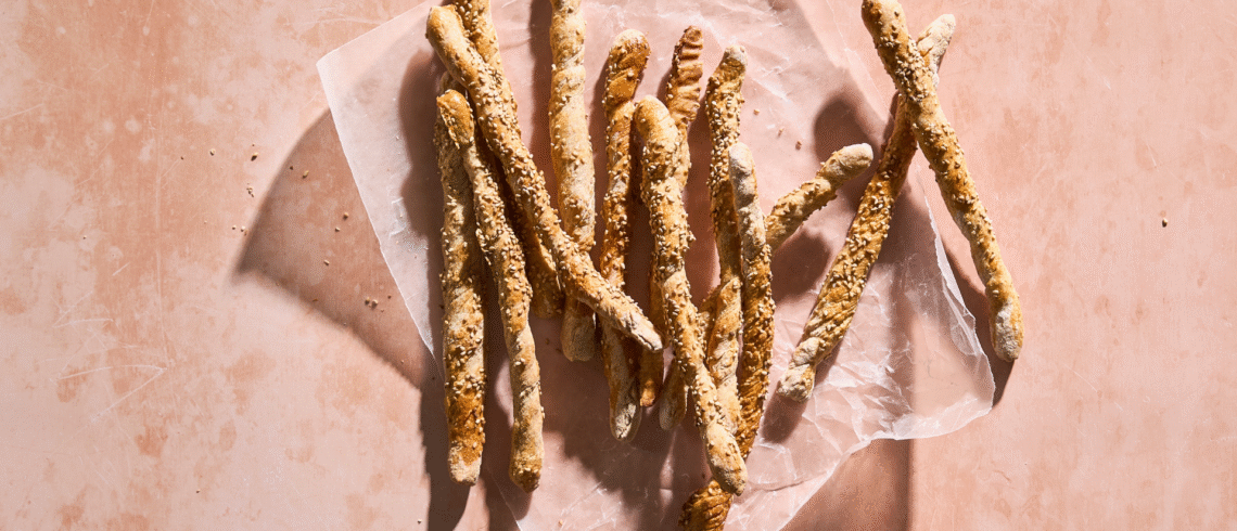 Sprøde fuldkornsgrissini med sesam.