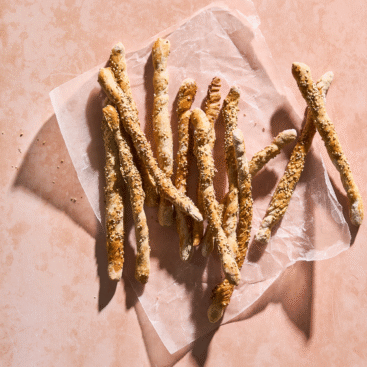 Sprøde fuldkornsgrissini med sesam.