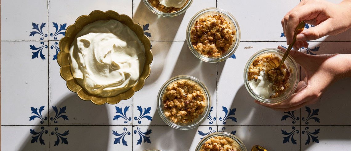 Lun pærecrumble med sprød topping af mandler og havregryn.