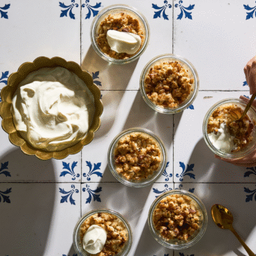 Lun pærecrumble med sprød topping af mandler og havregryn.