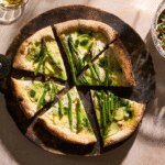 Hjemmelavet pizza toppet med kartofler, grønne asparges og pesto.