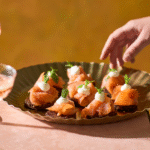 Små rugbrødsblinis med koldrøget laks, citroncreme og frisk dild.