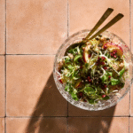 Farverig spidskålssalat med hvedekerner, æbler og frisk sennepsvinaigrette.