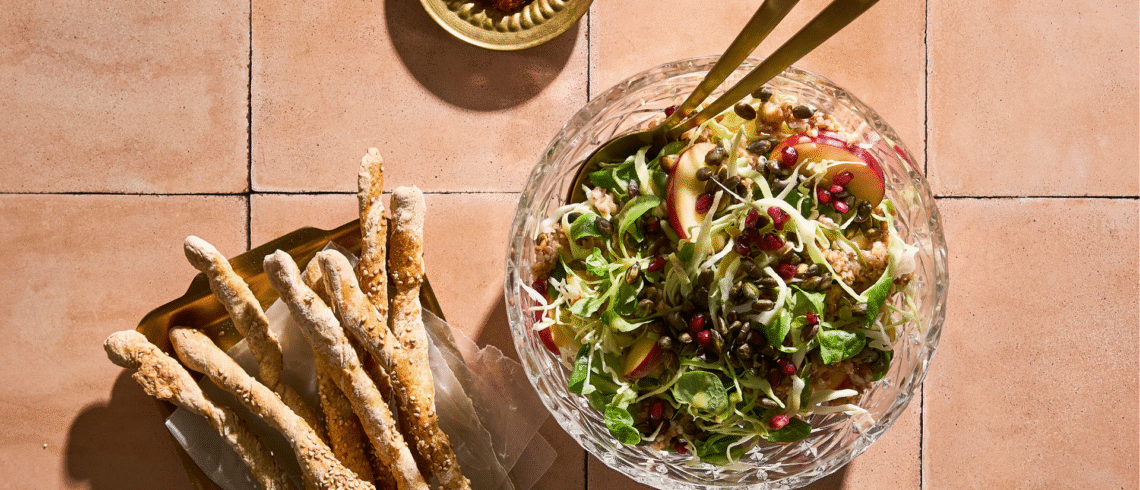 Farverig spidskålssalat med hvedekerner, æbler og frisk sennepsvinaigrette.