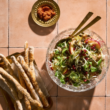 Farverig spidskålssalat med hvedekerner, æbler og frisk sennepsvinaigrette.